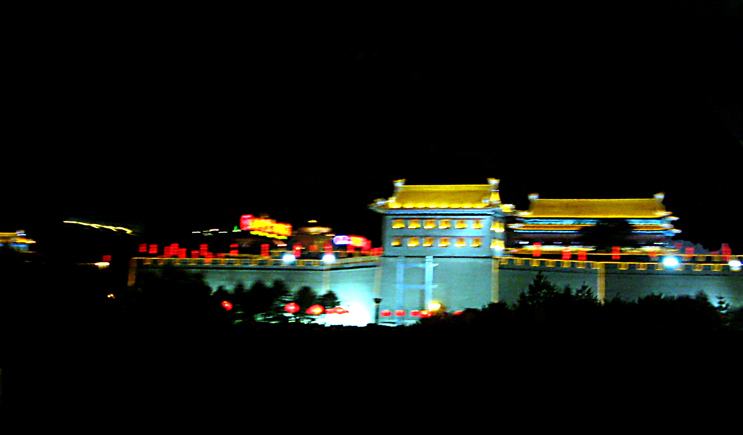 Xi'an City Wall illuminated at night